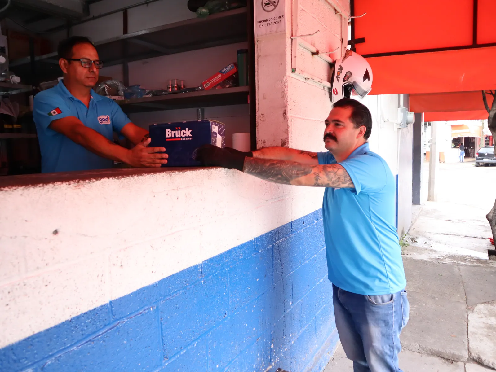 Entrega de una refacción a un cliente