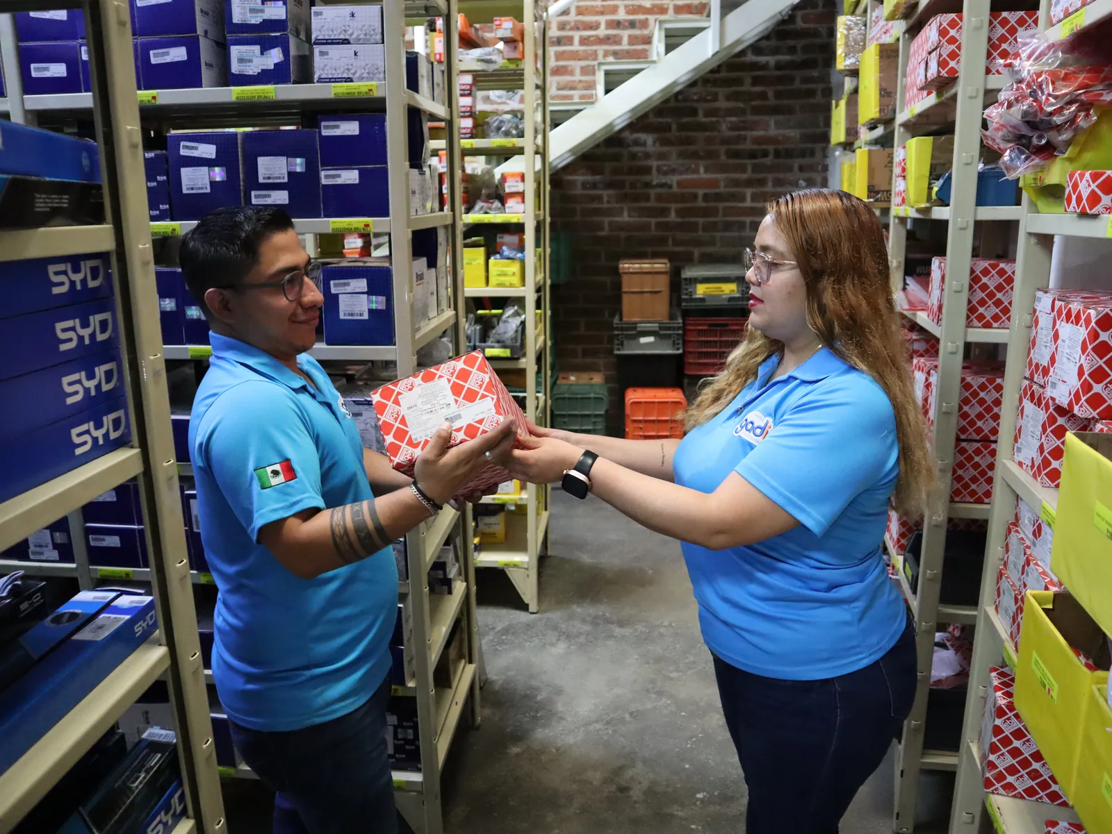 Equipo de almacén entregando una refacción