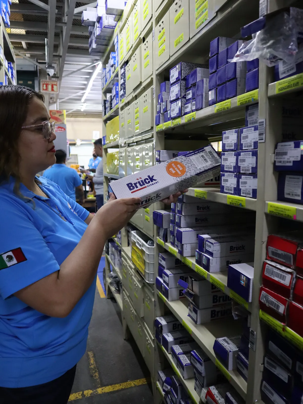 Colaboradora seleccionando una refacción